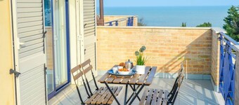 G.Bay C23 - Second floor apartment with balcony overlooking the sea and the pool