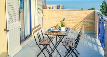 G.Bay C24 - Second floor apartment with balcony overlooking the sea and the pool