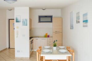 Fridge, oven, stovetop, cookware/dishes/utensils