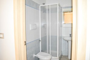 Regadera, secadora de cabello, bidet, toallas 
