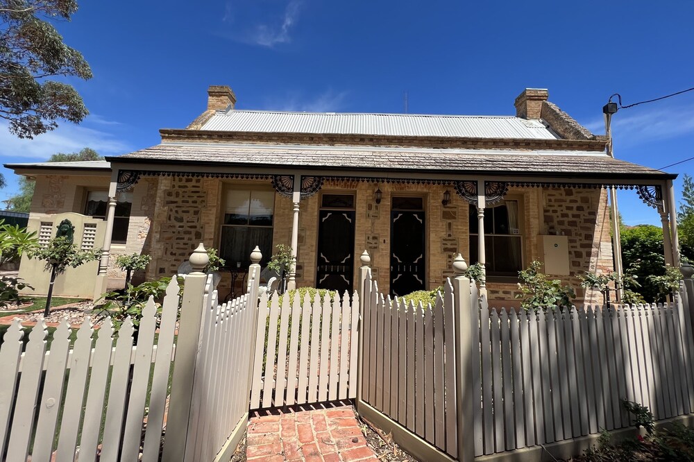 1876 Stonemasons - A step back in time Couples Cottage in Moonta Bay