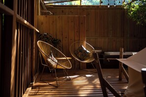Separate tub and shower, rainfall showerhead, towels, soap - Hotel Seren Glamping (Bahía Ballena)