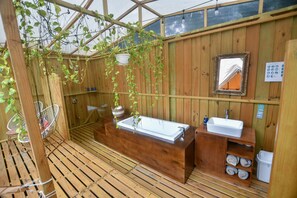 Separate tub and shower, rainfall showerhead, towels, soap - Hotel Seren Glamping (Bahía Ballena)