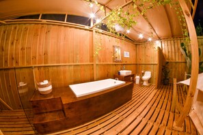 Barraca superluxo, 1 cama King | Banheiro | Banheira e chuveiro separados, chuveiro com efeito de chuva