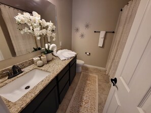 Baignoire, séchoir à cheveux, savon, papier de toilette