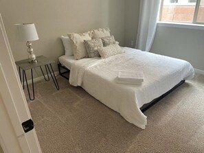 2 chambres, bureau, fer et planche à repasser, accès au Wi-Fi (inclus)