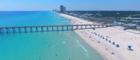 Una spiaggia nelle vicinanze, lettini da mare, teli da spiaggia