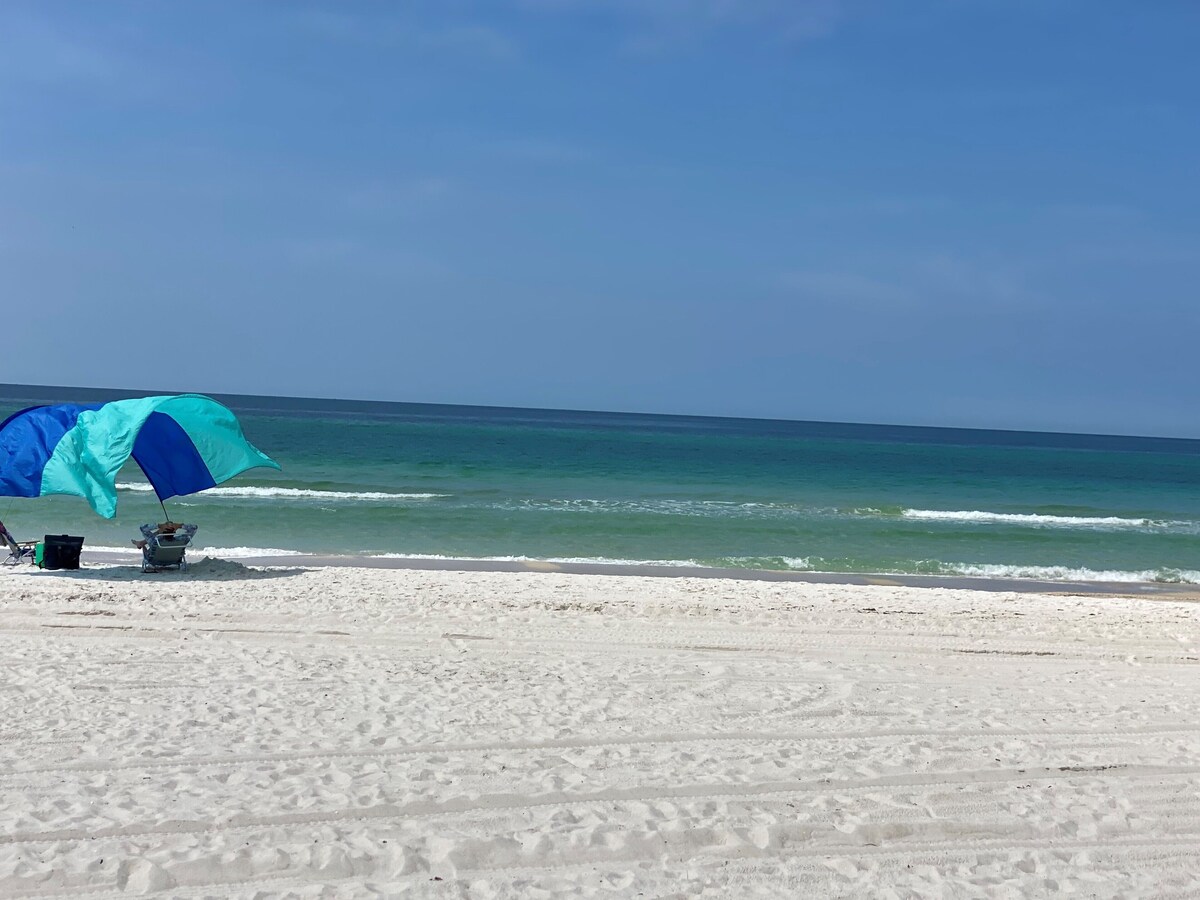 Flip Flop Inn - Steps to Private Beach, 5-Star Comfort & Near Top Attractions