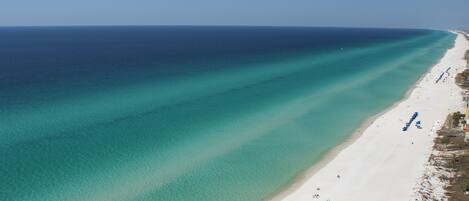 ビーチの近く、サンラウンジャー、ビーチタオル