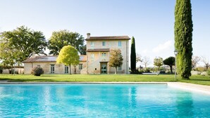 Une piscine avec un bâtiment en arrière-plan.
