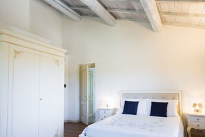 7 bedrooms, WiFi, bed sheets, wheelchair access