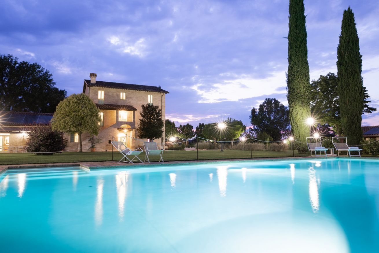 Piscina all'aperto, lettini