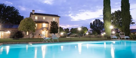 Piscine extérieure, chaises longues