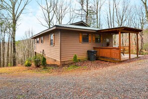 Exterior - Dog friendly with a great view and fire pit! Hot tub!2 bed cabin (Ellijay)
