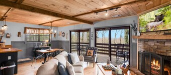 Dog friendly with a great view and fire pit! Hot tub!2 bed cabin