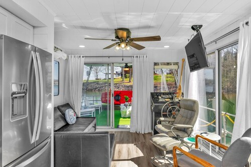 Completely Redone Lux Houseboat Private Moored