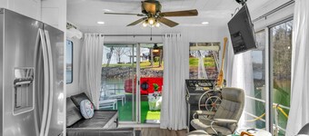 Completely Redone Lux Houseboat Private Moored