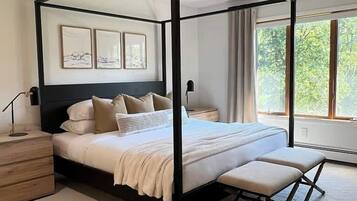 4 bedrooms, desk, iron/ironing board, travel crib