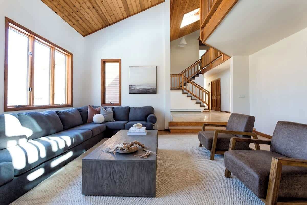 Télévision, cheminée, espaces bureaux