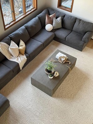 Televisión, chimenea, libros y oficina 