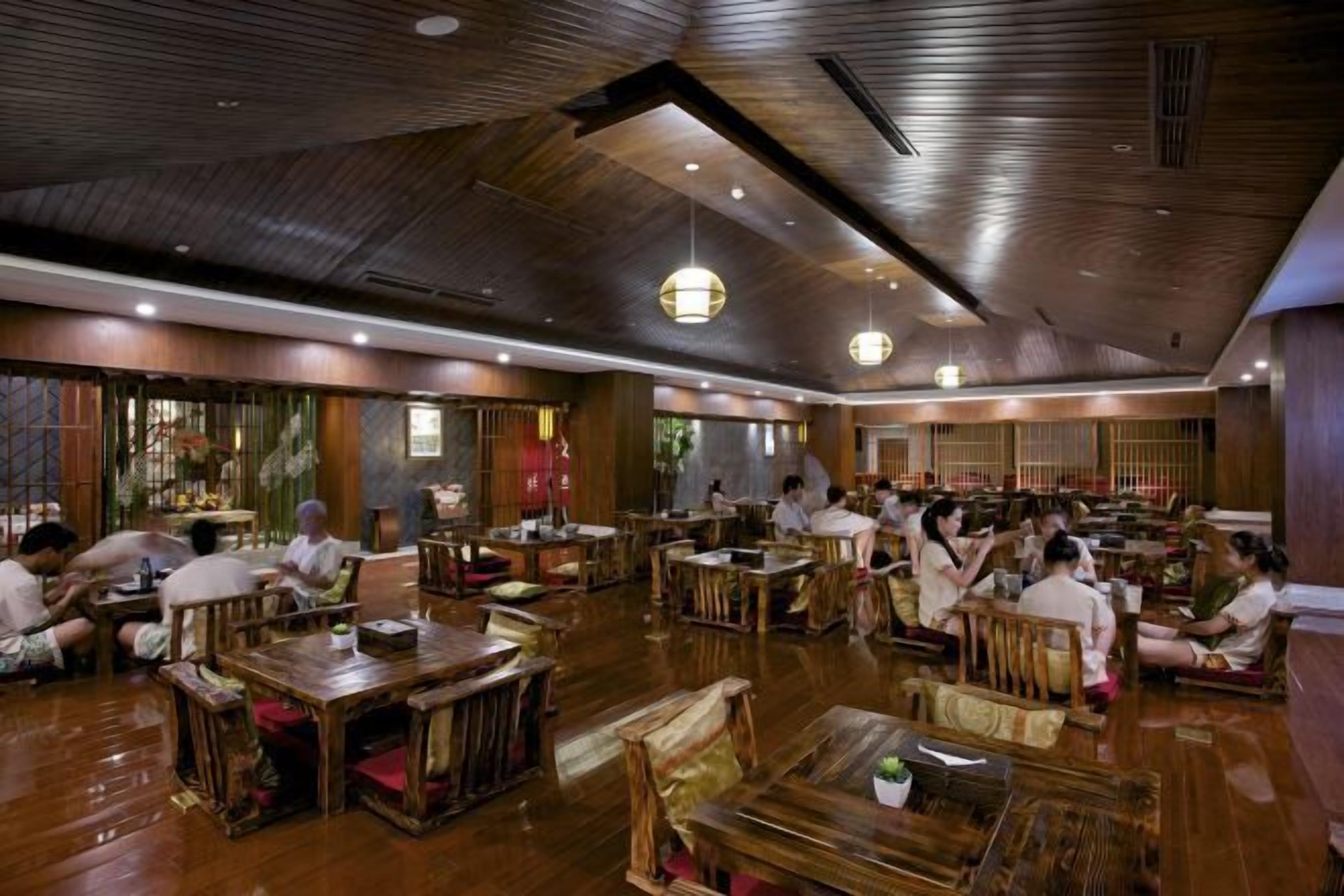 Um restaurante de estilo tradicional com mobiliário de madeira e um ambiente acolhedor.