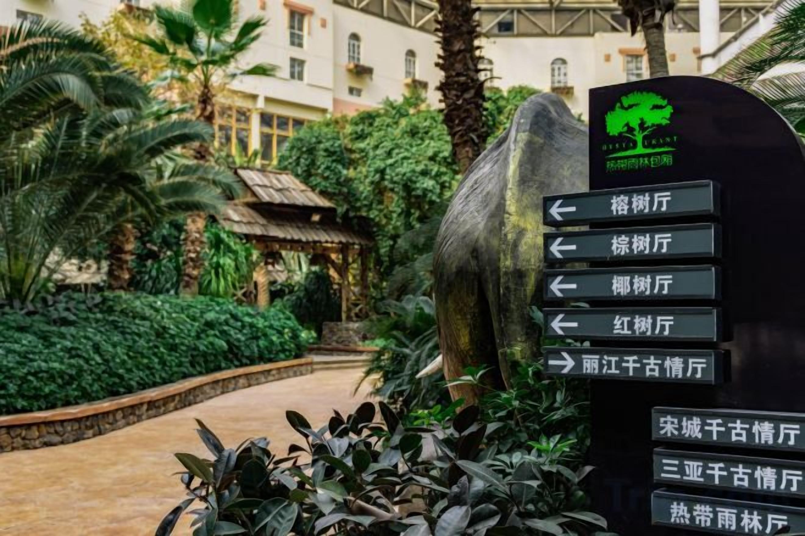 Un cartel con múltiples flechas direccionales que señalan diversas ubicaciones de hoteles.