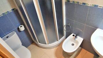 Tina con regadera y bidet
