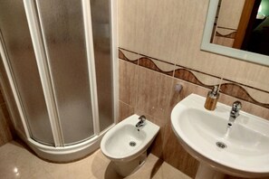 Combined shower/bathtub, bidet