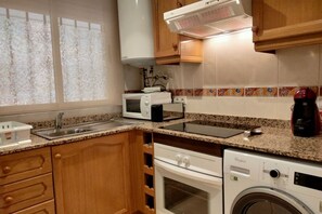 Réfrigérateur, four à micro-ondes, un four, surface de cuisson