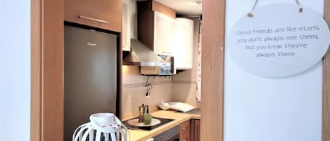 Frigorifero, microonde, forno, piano cottura