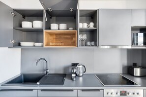 Kjøleskap, mikrobølgeovn, ovn og kokeplater