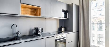 Kühlschrank, Mikrowelle, Ofen, Herdplatte