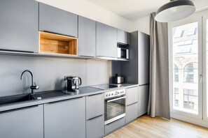 Fridge, microwave, oven, stovetop - Bright Mitte Studio next to Hackescher Markt, by Blueground (Berlin)