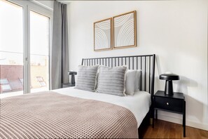 Iron/ironing board, WiFi, bed sheets - Bright Mitte Studio next to Hackescher Markt, by Blueground (Berlin)