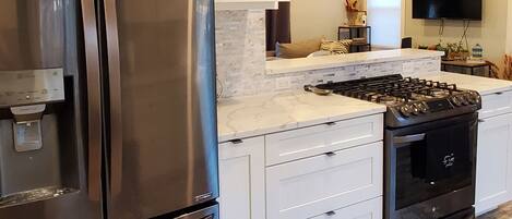 Een koelkast, een magnetron, een oven, een kookplaat