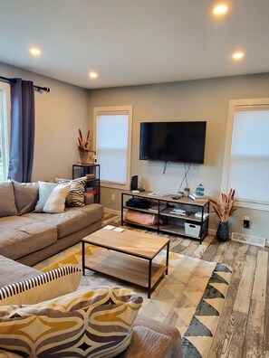 Smart TV, lettore DVD, tavolo da calcetto, tavolo da ping pong