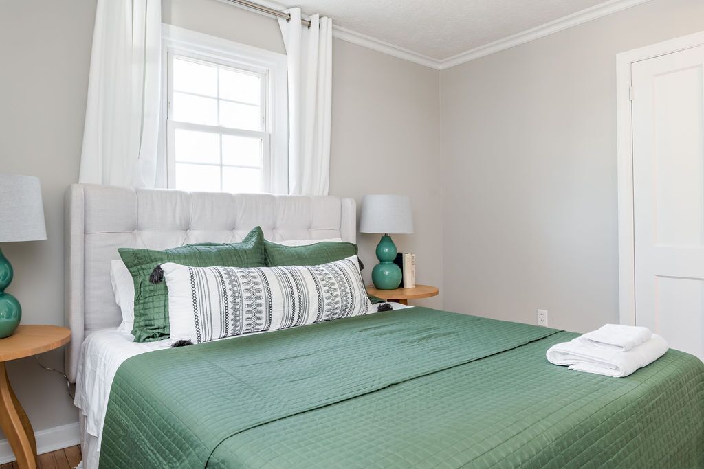 2 bedrooms, desk, iron/ironing board, WiFi
