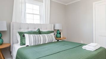 2 bedrooms, desk, iron/ironing board, WiFi