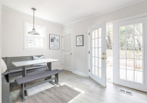 SoPi Cottage - Walk to Town - King Bed