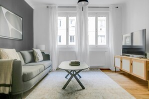 TV, stereo - Ideal Wieden 1BR w/ Elevator near Karlsplatz & U1, U4, by Blueground (Vienna)