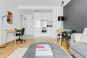 TV, stereo - Ideal Wieden 1BR w/ Elevator near Karlsplatz & U1, U4, by Blueground (Vienna)