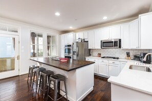 Kjøleskap, mikrobølgeovn, ovn og oppvaskmaskin