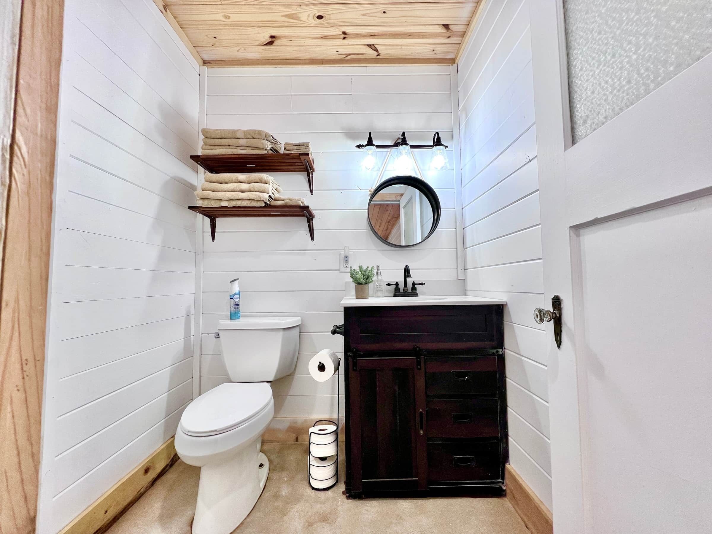 Bañera, secador de pelo, toallas