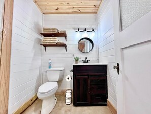 Bañera, secador de pelo, toallas