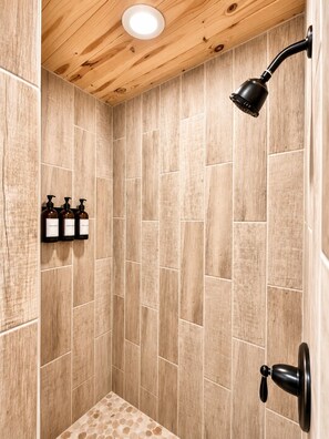 Bañera, secador de pelo y toallas