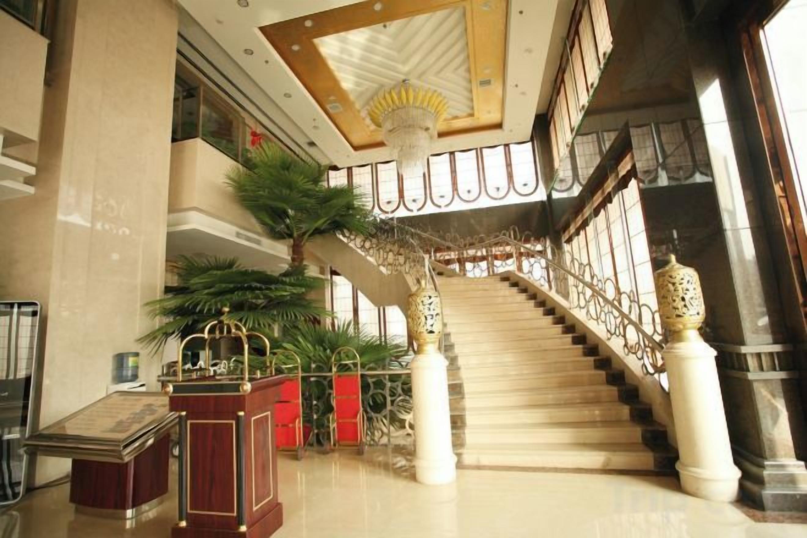Un magnifique escalier, agrémenté d’une balustrade, menant à l’étage supérieur.