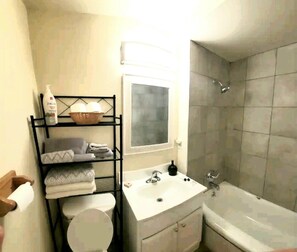 Bañera con ducha, secador de pelo, toallas, jabón