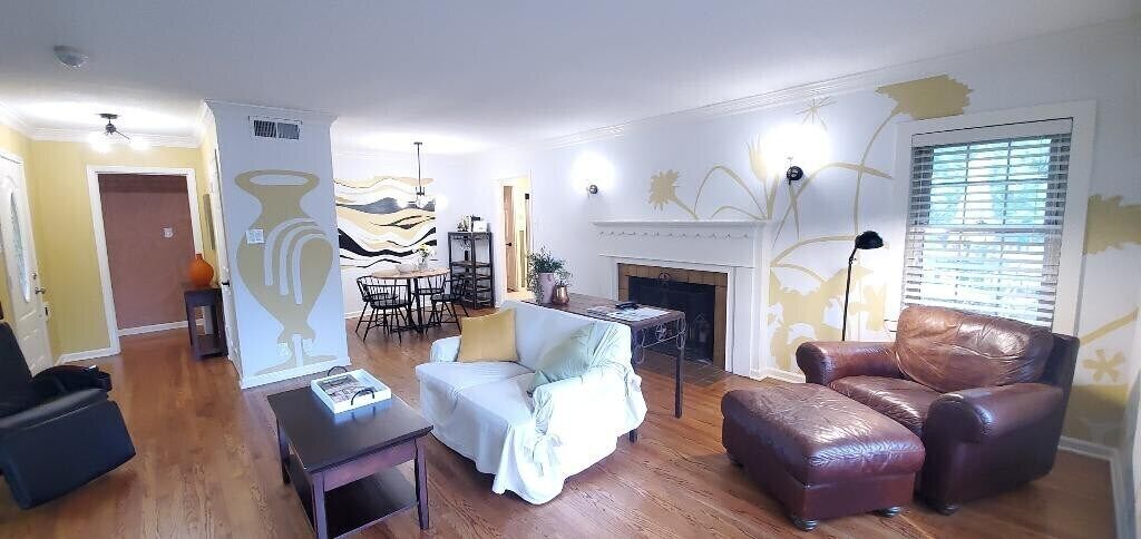 This house is a 2 bedroom(s), 1 bathrooms, located in Dallas, TX.