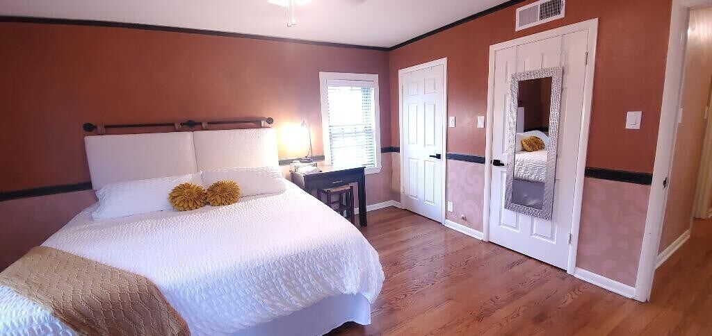 This house is a 2 bedroom(s), 1 bathrooms, located in Dallas, TX.