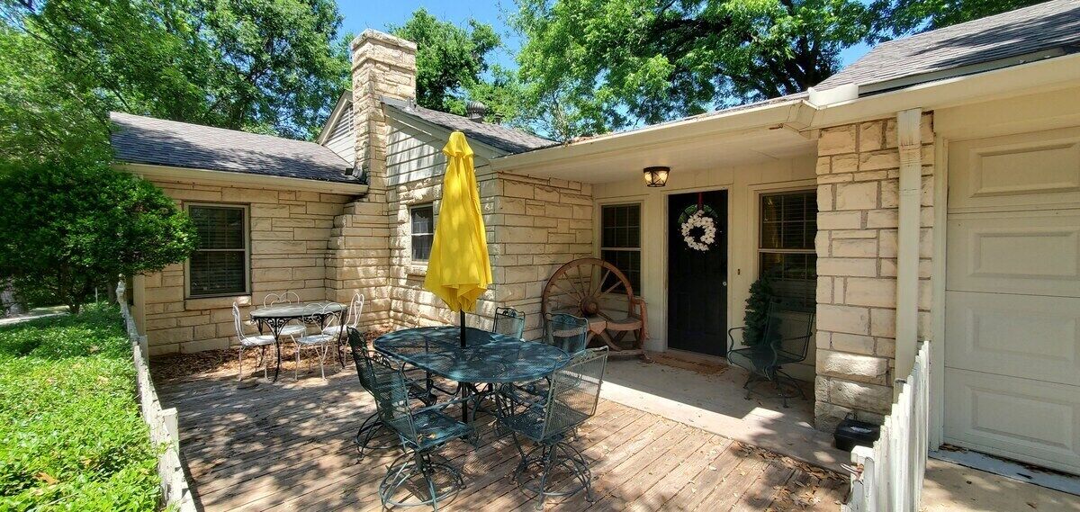 This house is a 2 bedroom(s), 1 bathrooms, located in Dallas, TX.